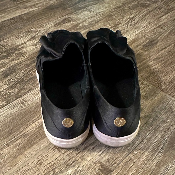 Liz Claiborne black ruffly satin like tennis shoes size 7.5 - Picture 3 of 3